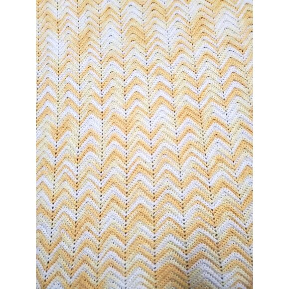 Afgan Chevron Style Measures 44" x 88" - Picture 2 of 2